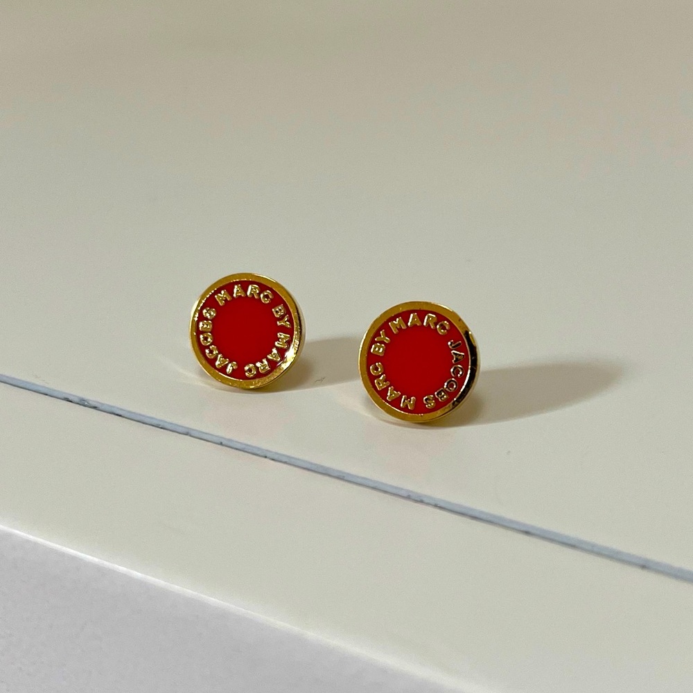 Authentic Marc by Marc Jacobs Medallion stud earrings in gold and red!